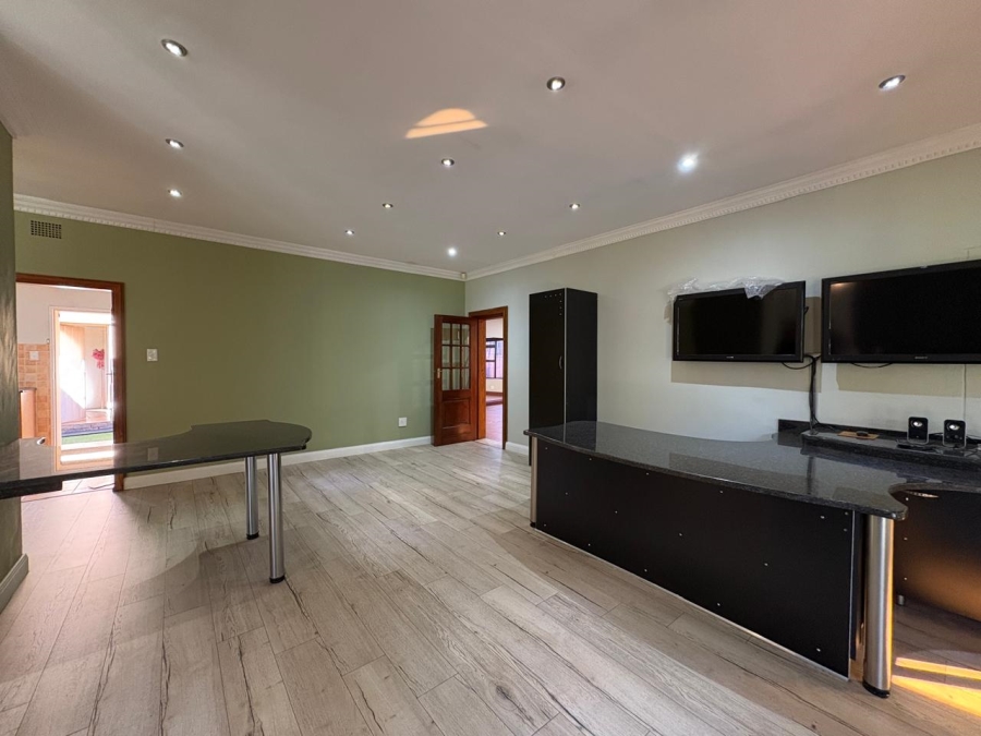 5 Bedroom Property for Sale in Selcourt Gauteng