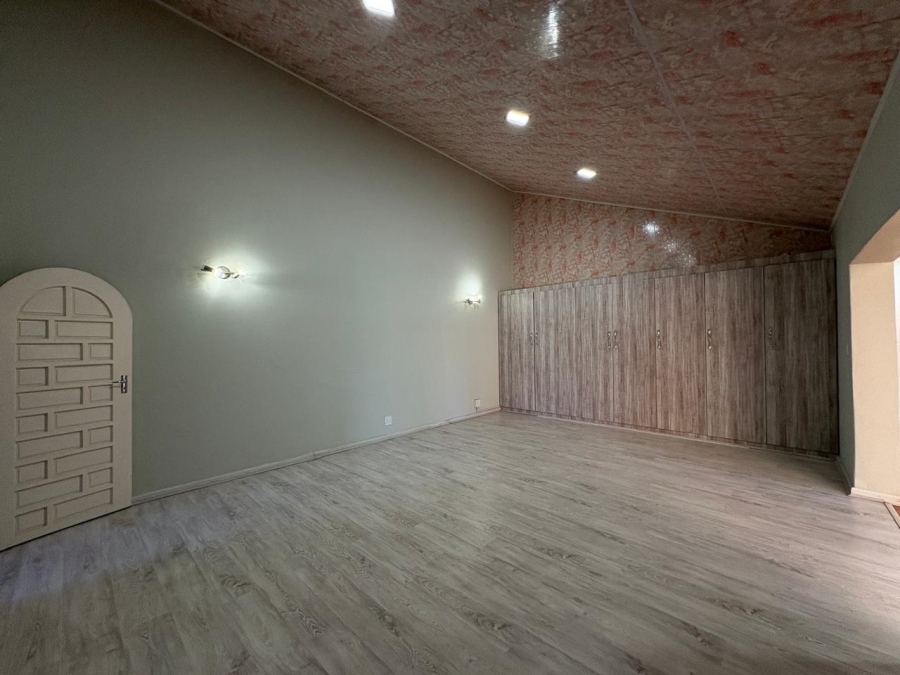 5 Bedroom Property for Sale in Selcourt Gauteng