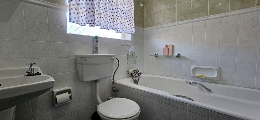 3 Bedroom Property for Sale in Three Rivers Proper Gauteng