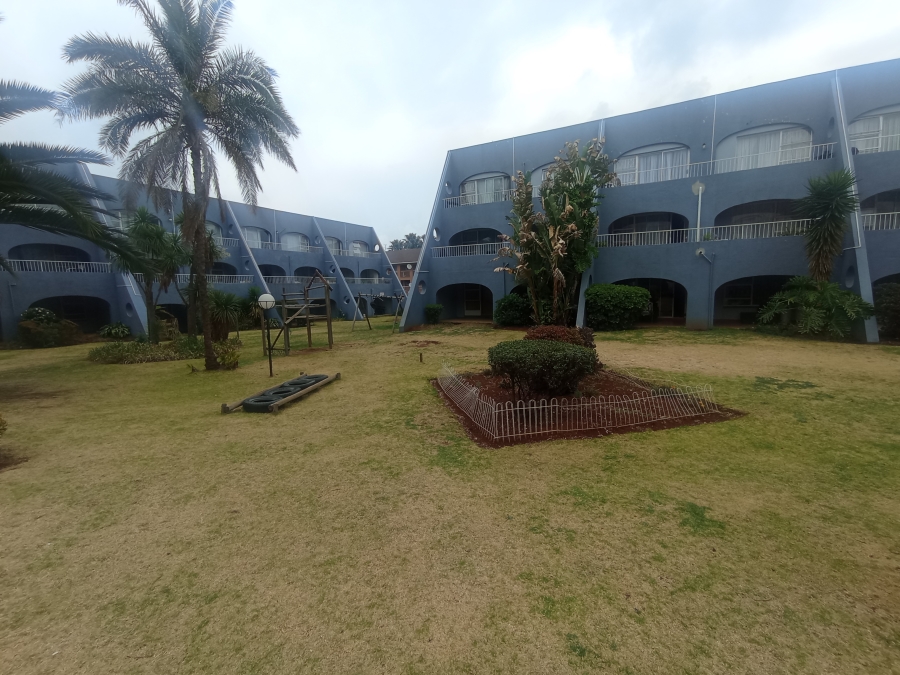 To Let 2 Bedroom Property for Rent in Florida Lake Gauteng