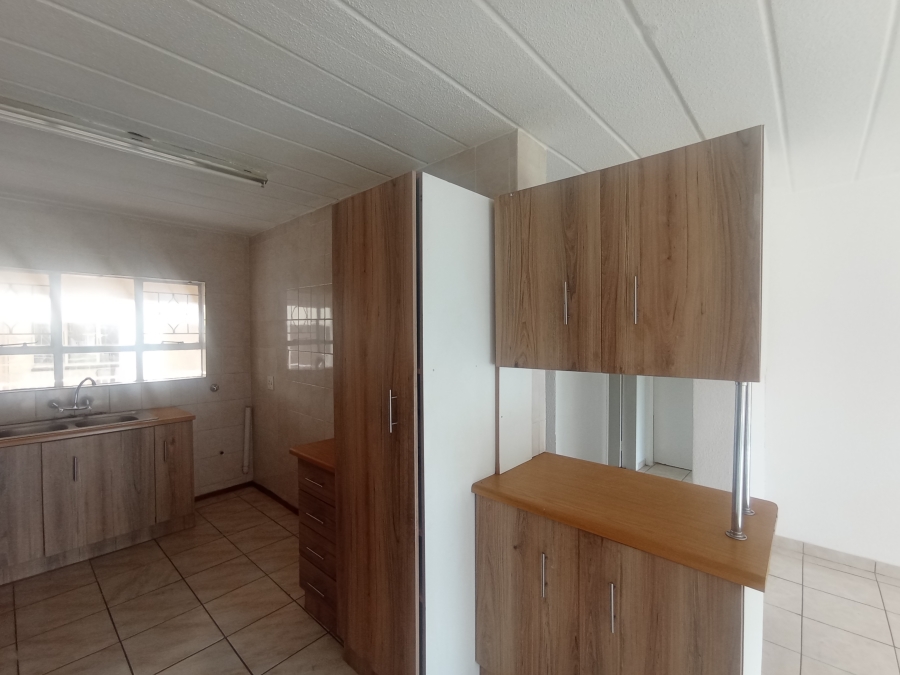 To Let 2 Bedroom Property for Rent in Florida Lake Gauteng