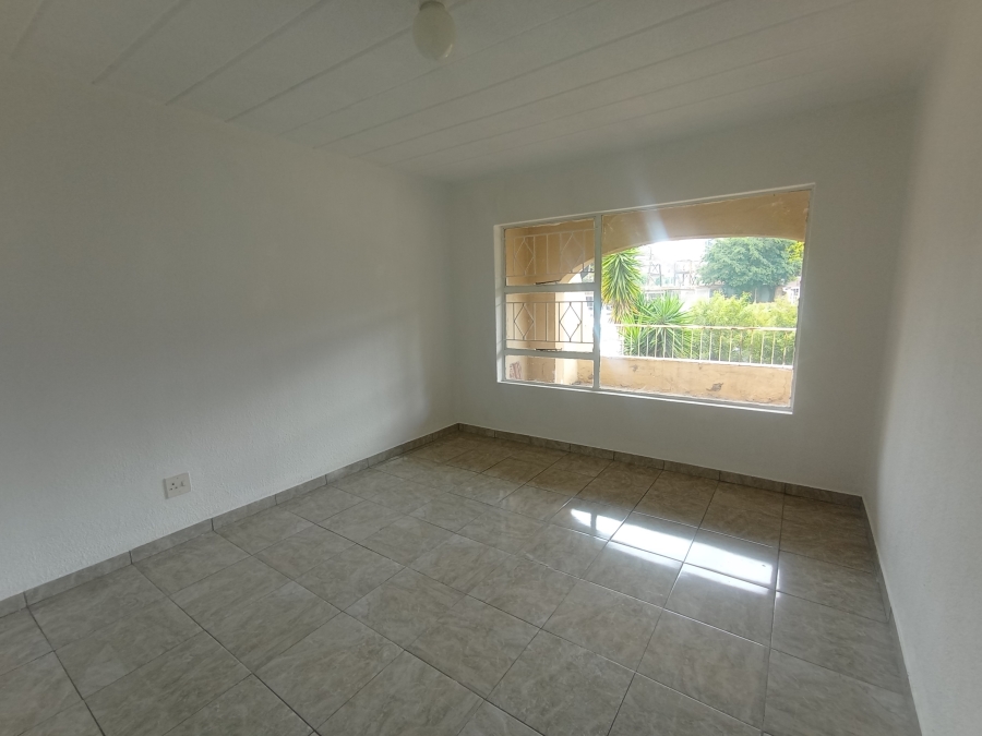 To Let 2 Bedroom Property for Rent in Florida Lake Gauteng