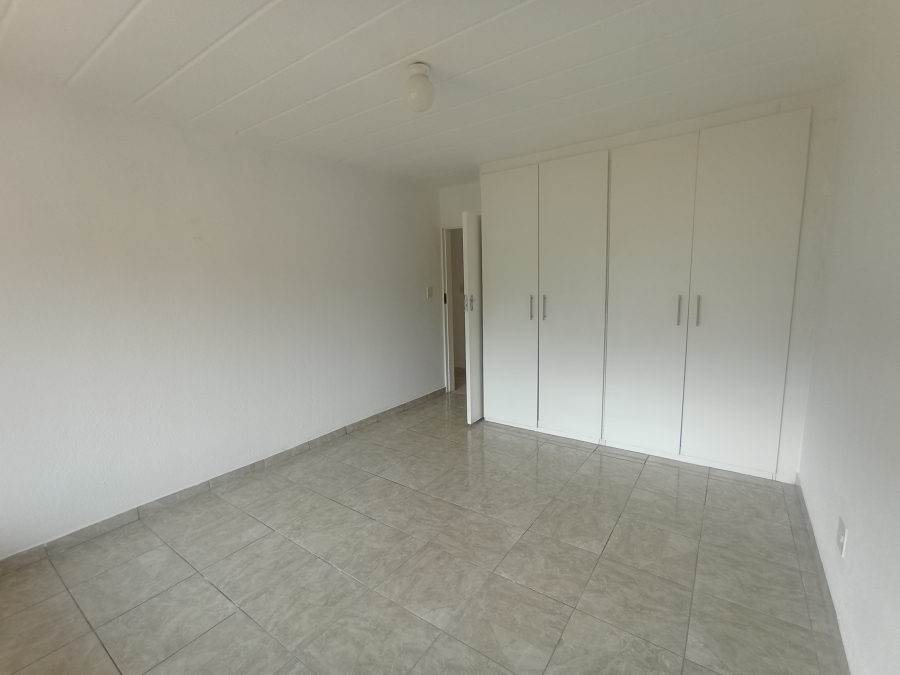 To Let 2 Bedroom Property for Rent in Florida Lake Gauteng