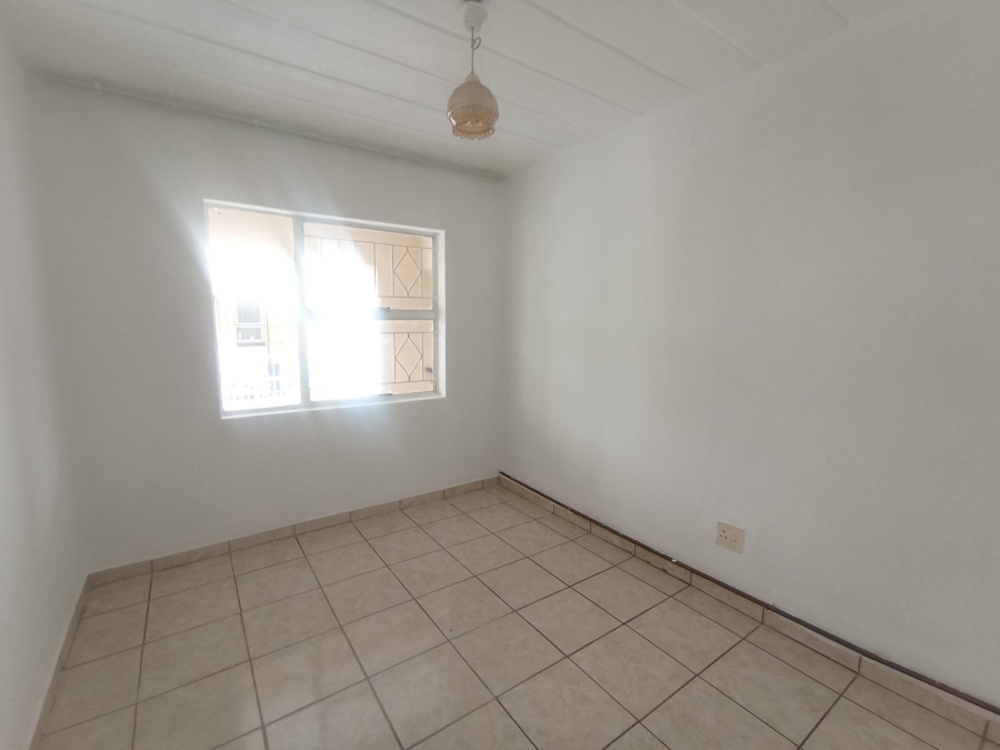 To Let 2 Bedroom Property for Rent in Florida Lake Gauteng