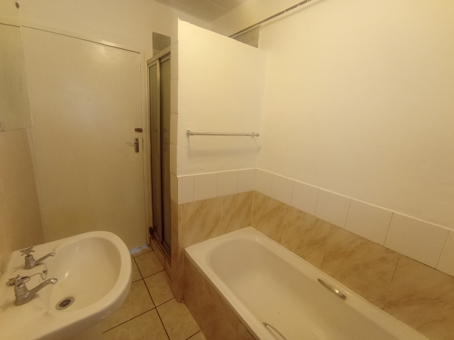 To Let 2 Bedroom Property for Rent in Florida Lake Gauteng