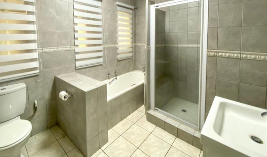 4 Bedroom Property for Sale in Glen Marais Gauteng