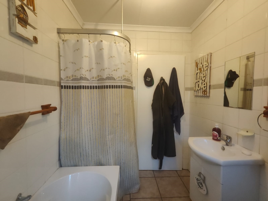3 Bedroom Property for Sale in Unitas Park Gauteng