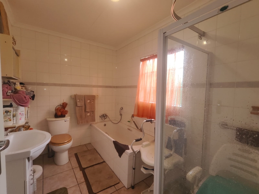 3 Bedroom Property for Sale in Unitas Park Gauteng