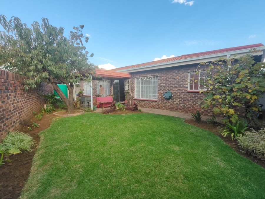 3 Bedroom Property for Sale in Unitas Park Gauteng