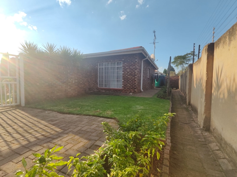 3 Bedroom Property for Sale in Unitas Park Gauteng