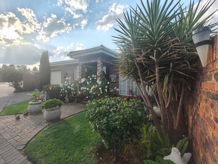 3 Bedroom Property for Sale in Unitas Park Gauteng