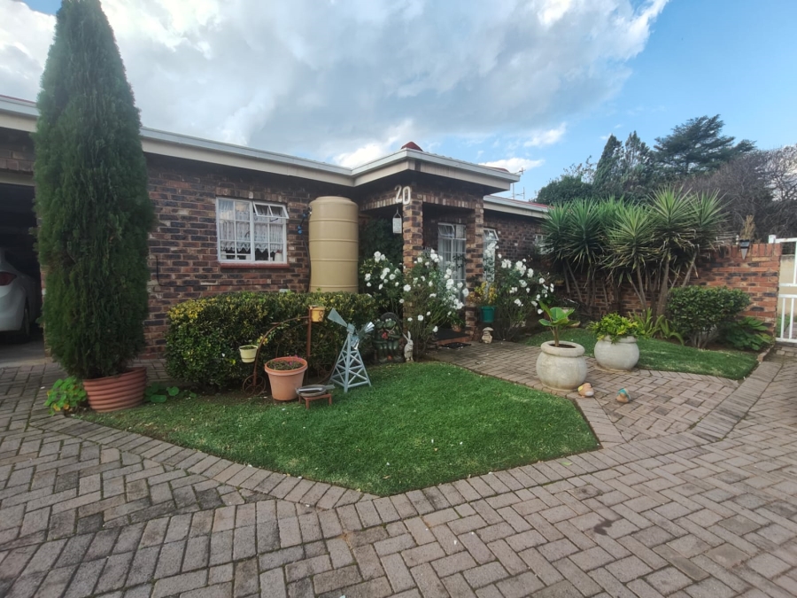 3 Bedroom Property for Sale in Unitas Park Gauteng