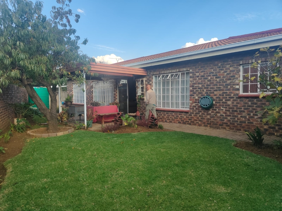 3 Bedroom Property for Sale in Unitas Park Gauteng