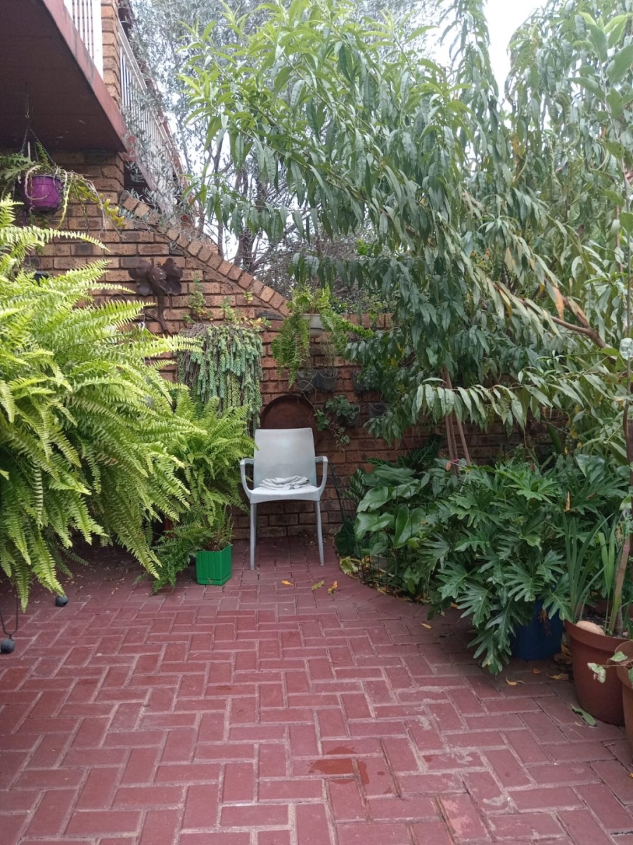 2 Bedroom Property for Sale in Dorandia Gauteng
