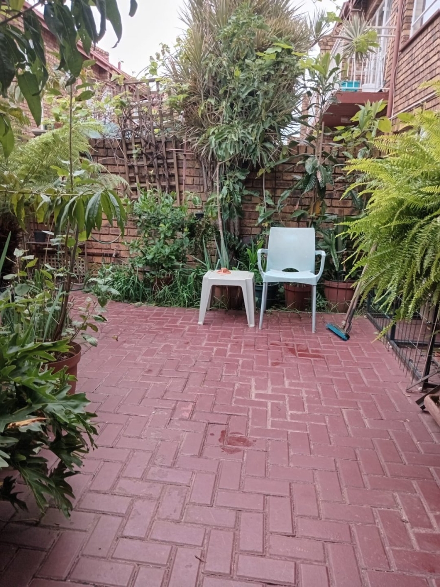2 Bedroom Property for Sale in Dorandia Gauteng