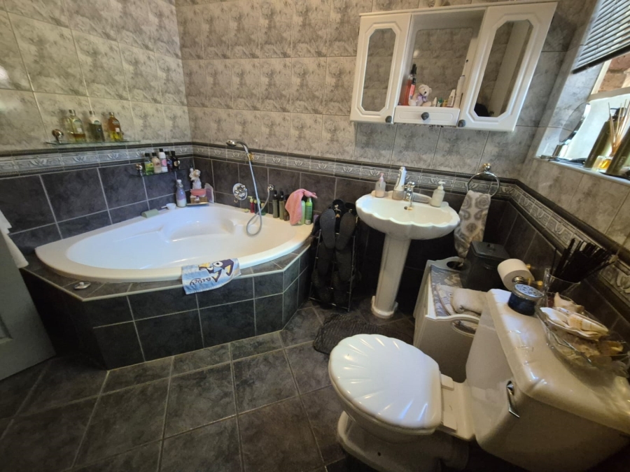 4 Bedroom Property for Sale in Mulbarton Gauteng