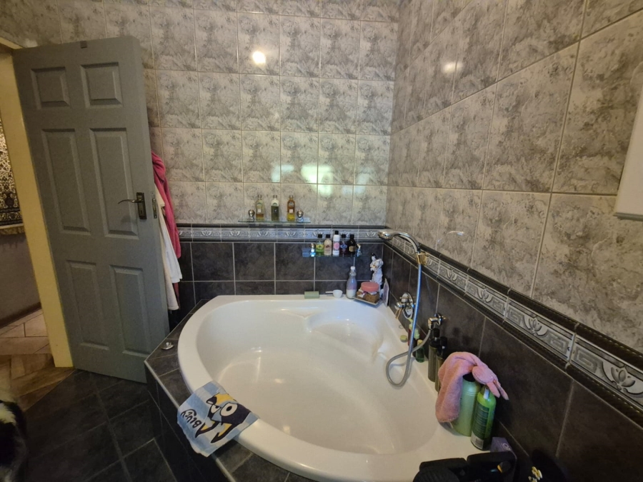 4 Bedroom Property for Sale in Mulbarton Gauteng