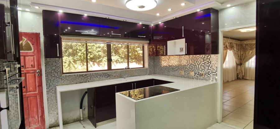 6 Bedroom Property for Sale in Farrarmere Gauteng