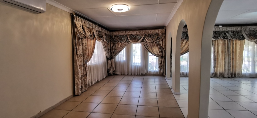 6 Bedroom Property for Sale in Farrarmere Gauteng