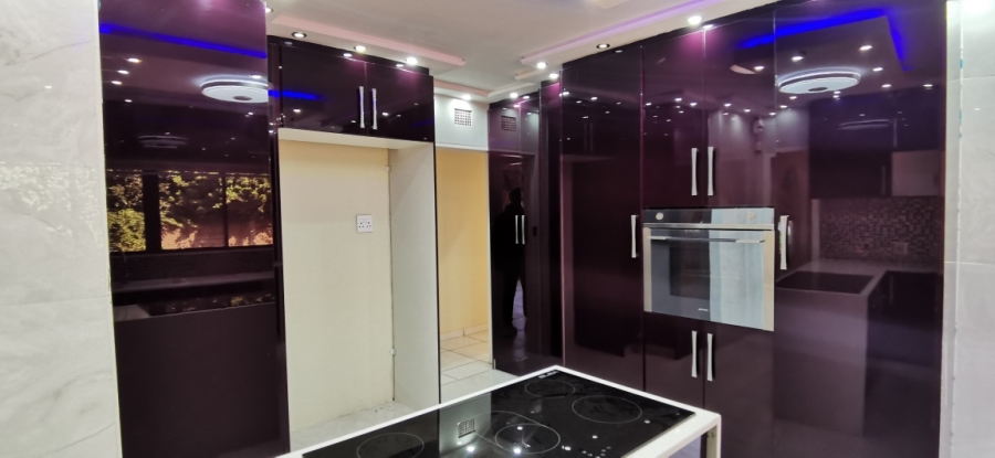 6 Bedroom Property for Sale in Farrarmere Gauteng