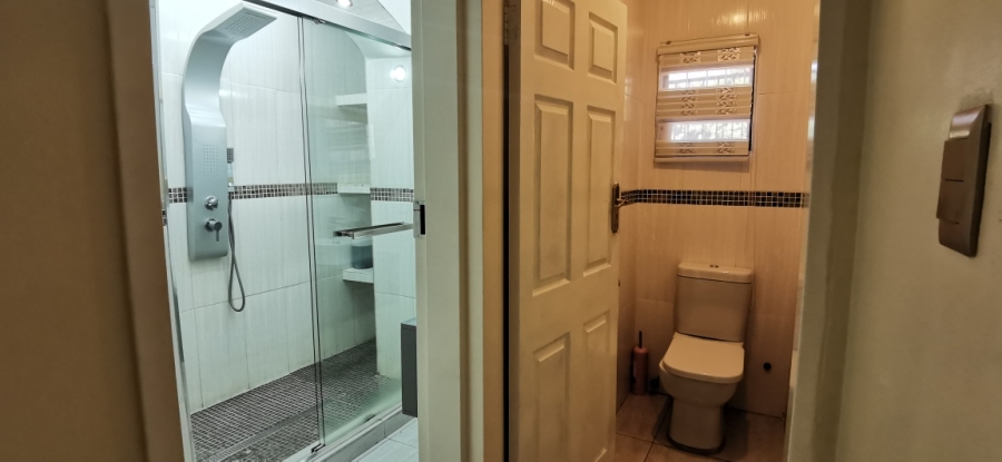 6 Bedroom Property for Sale in Farrarmere Gauteng
