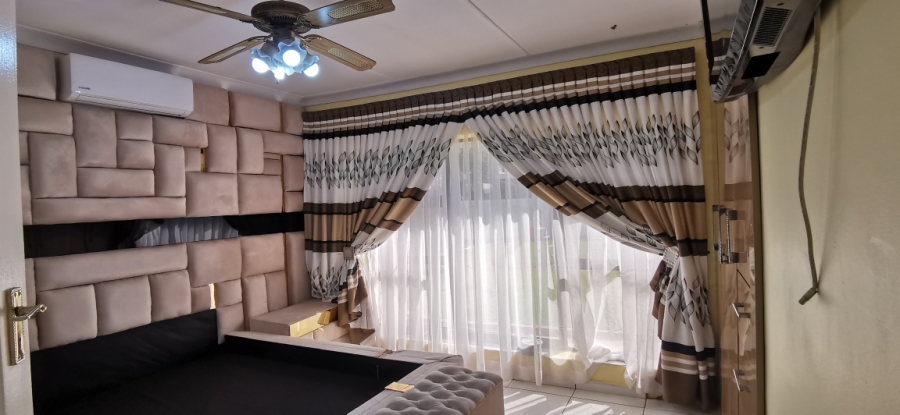 6 Bedroom Property for Sale in Farrarmere Gauteng