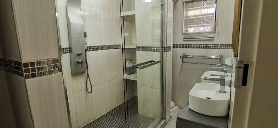 6 Bedroom Property for Sale in Farrarmere Gauteng