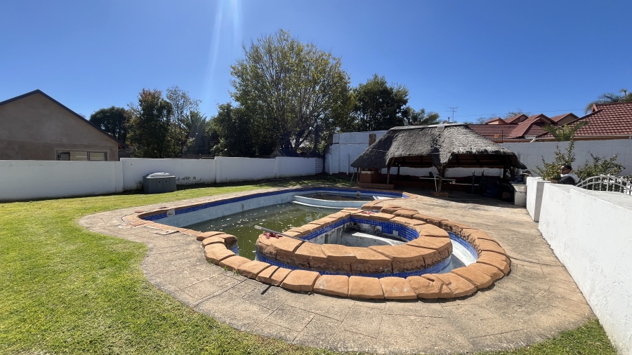 6 Bedroom Property for Sale in Farrarmere Gauteng