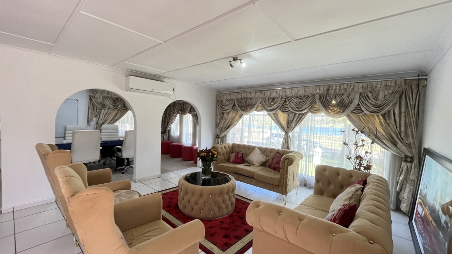 6 Bedroom Property for Sale in Farrarmere Gauteng