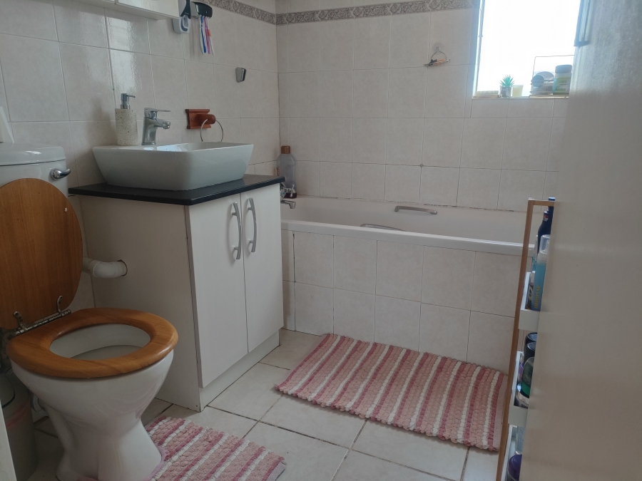2 Bedroom Property for Sale in La Montagne Gauteng