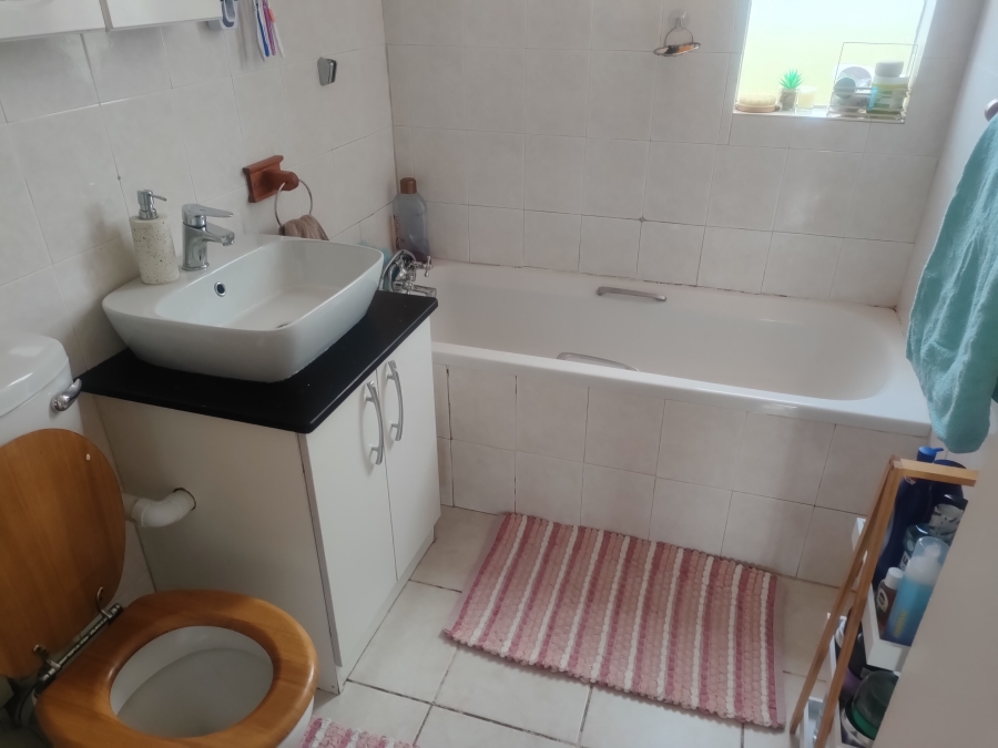 2 Bedroom Property for Sale in La Montagne Gauteng