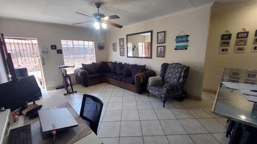 2 Bedroom Property for Sale in Robinpark Gauteng