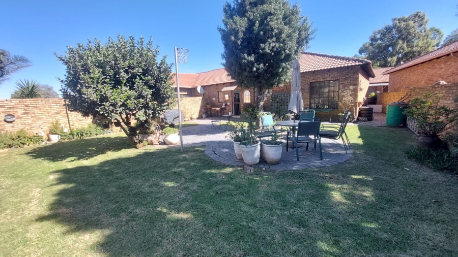 2 Bedroom Property for Sale in Robinpark Gauteng