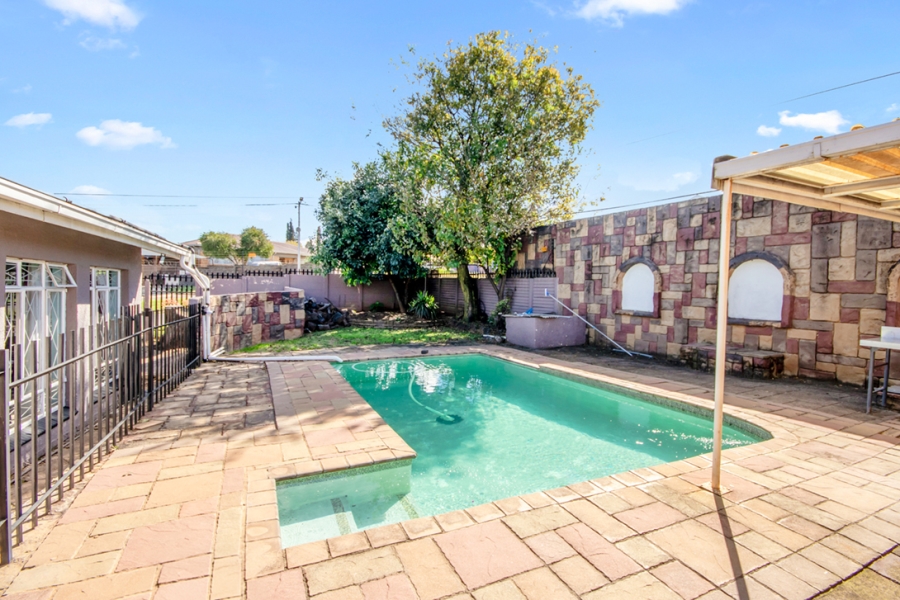 4 Bedroom Property for Sale in Discovery Gauteng