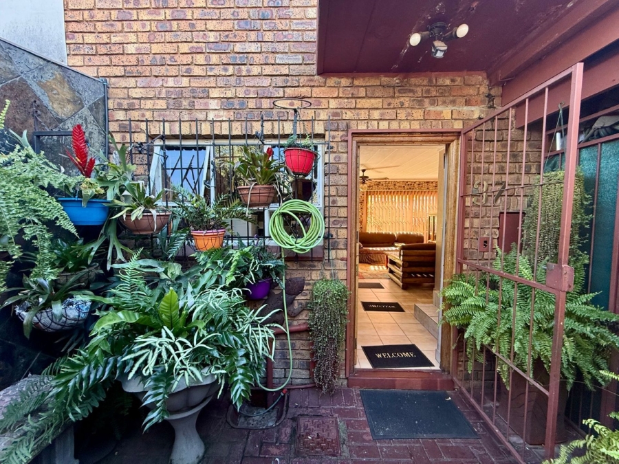 2 Bedroom Property for Sale in Dorandia Gauteng