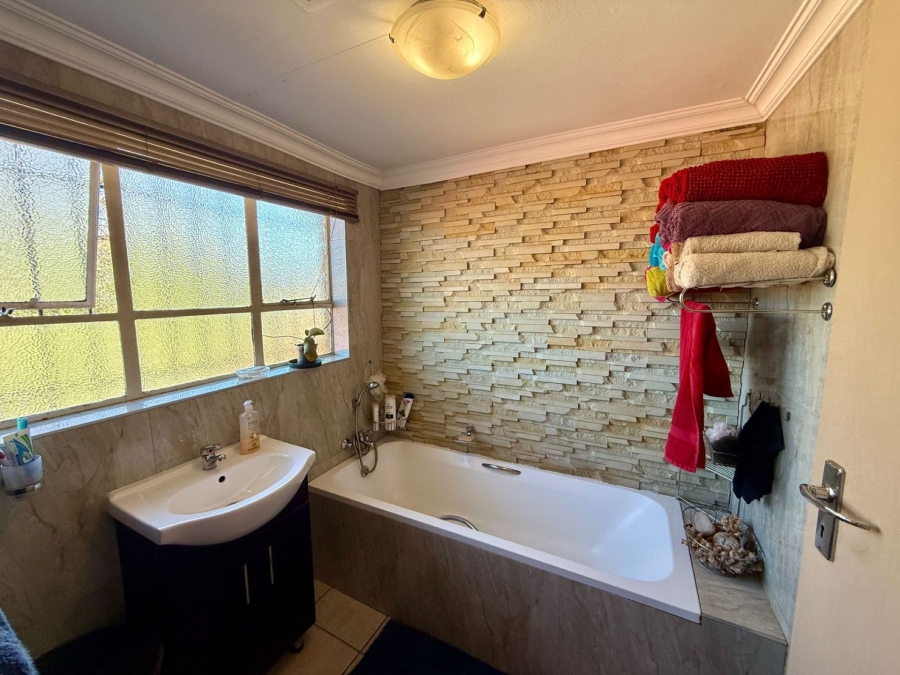 2 Bedroom Property for Sale in Dorandia Gauteng