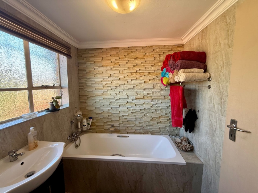 2 Bedroom Property for Sale in Dorandia Gauteng