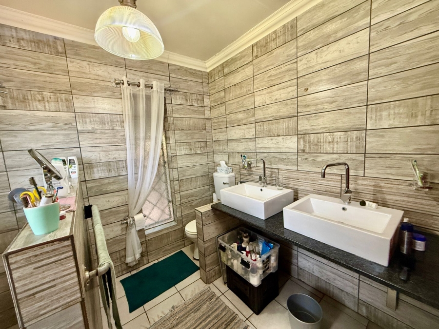 4 Bedroom Property for Sale in Tileba Gauteng