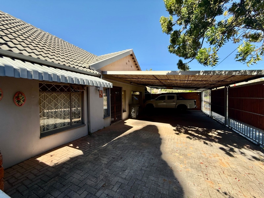 4 Bedroom Property for Sale in Tileba Gauteng
