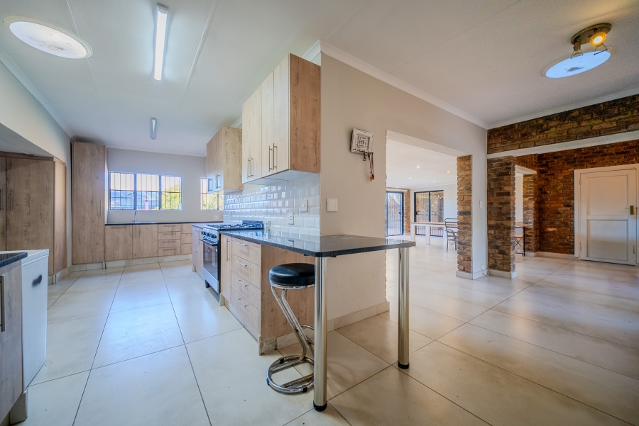 4 Bedroom Property for Sale in Garsfontein Gauteng