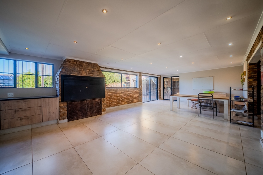 4 Bedroom Property for Sale in Garsfontein Gauteng
