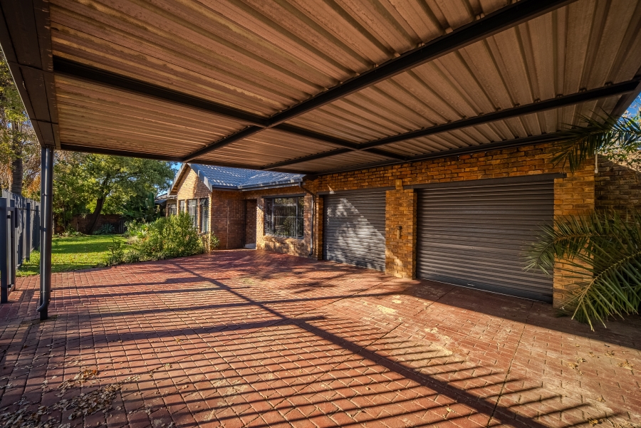 4 Bedroom Property for Sale in Garsfontein Gauteng