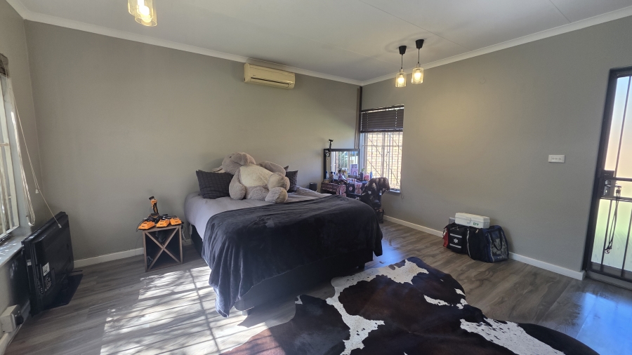 5 Bedroom Property for Sale in Moreleta Park Gauteng