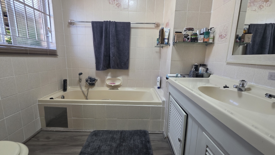 5 Bedroom Property for Sale in Moreleta Park Gauteng