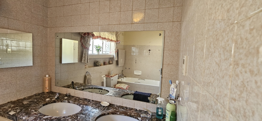 4 Bedroom Property for Sale in Three Rivers Proper Gauteng