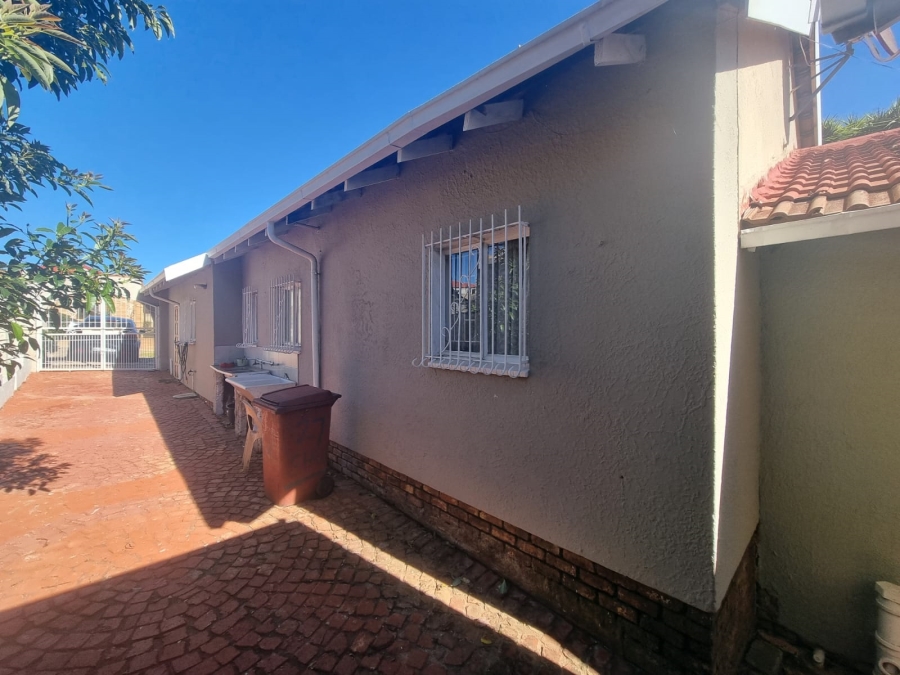 4 Bedroom Property for Sale in Zakariyya Park Gauteng