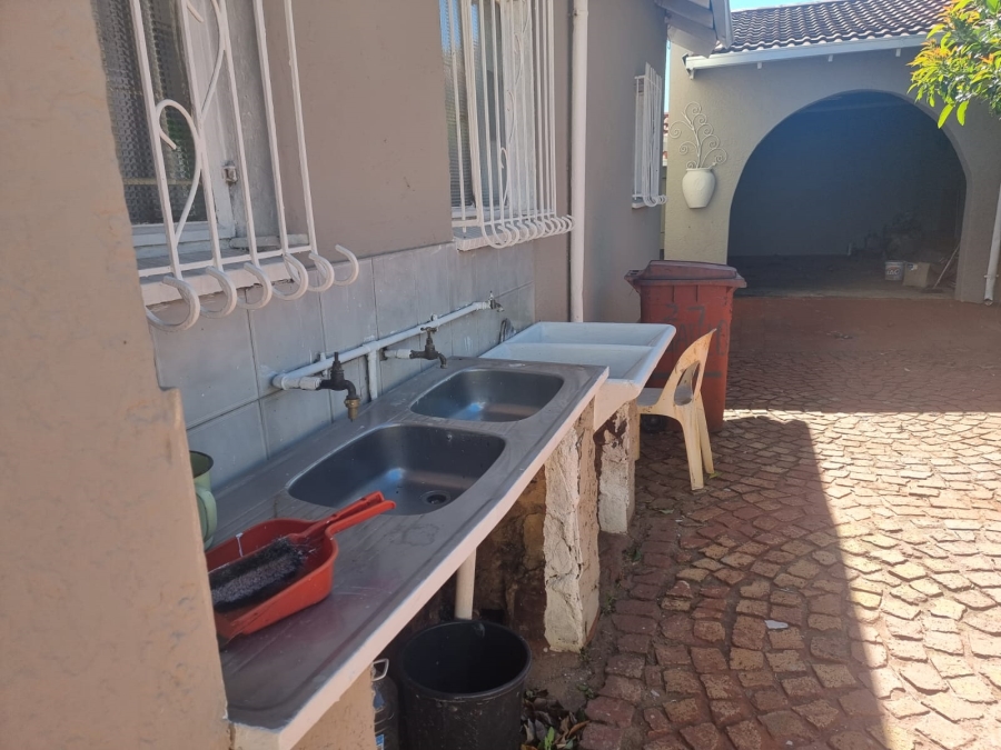 4 Bedroom Property for Sale in Zakariyya Park Gauteng
