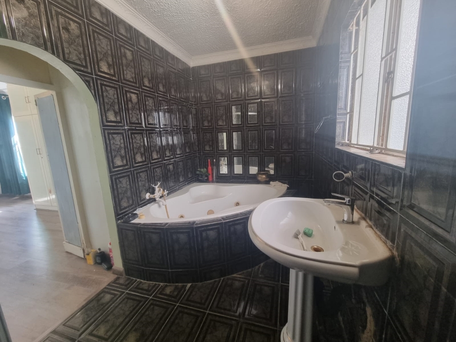 4 Bedroom Property for Sale in Zakariyya Park Gauteng