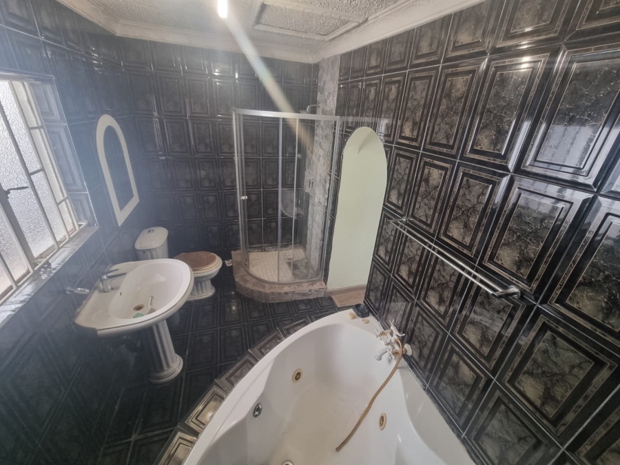 4 Bedroom Property for Sale in Zakariyya Park Gauteng
