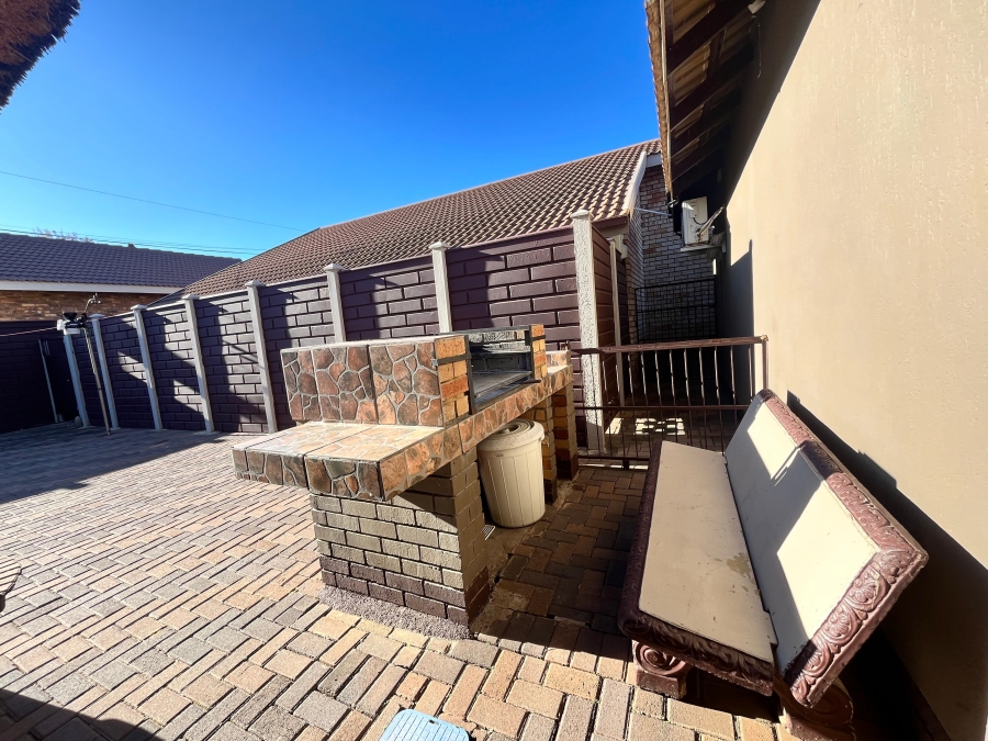4 Bedroom Property for Sale in Golf Park Gauteng